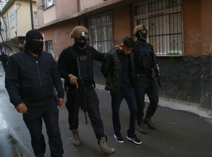 GÜNCELLEME - Adana'da PKK/KCK'ya yönelik operasyonda 17 zanlı yakalandı G4