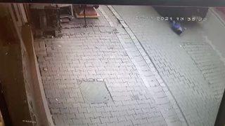 Dehşete düşüren anlar! Esenyurt'ta küçük çocuk okul servisinin altında kaldı