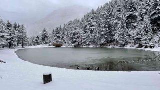 Zigana’nın nazar boncuğu Limni Gölü Tabiat Parkı, beyaza büründü! Ortaya kartpostallık görüntüler çıktı