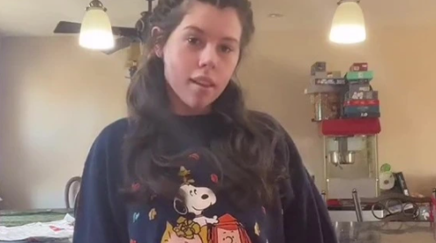 Göğüs ölçüleri nedeniyle eleştirildi! Kendisini 12 yaşında zannettikleri söyleyen genç kadın sert cevap verdi