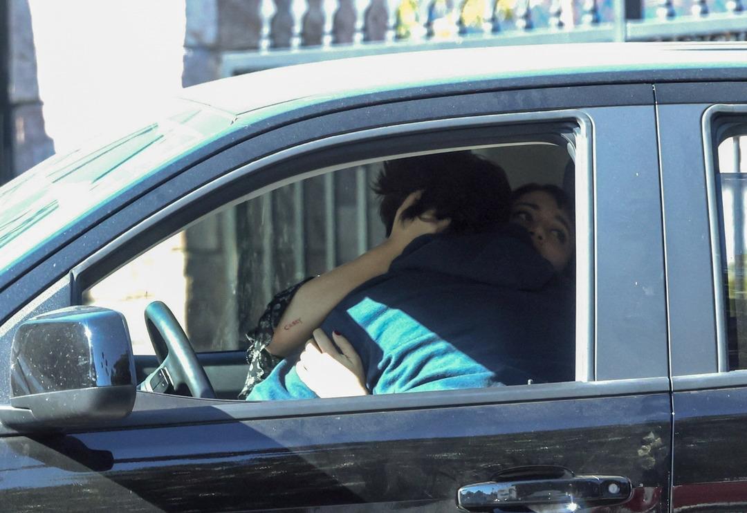 Casey Affleck ve Caylee Cowan &ouml;p&uuml;şmeye doymadı! Arabanın i&ccedil;inde ayrılamadılar