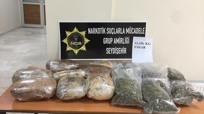 Konya'da bulundukları minibüste uyuşturucu ele geçirilen 5 şüpheli gözaltına alındı