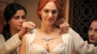 Meryem Uzerli derin yırtmaçlı elbisesiyle nefes kesti
