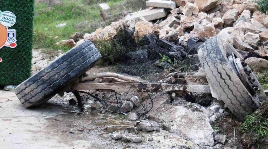 Akılalmaz kaza! Araba devrildi, tekerlek kaldı