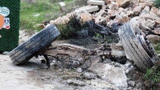 Akılalmaz kaza! Araba devrildi, tekerlek kaldı