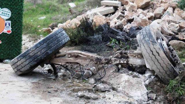 Akılalmaz kaza! Araba devrildi, tekerlek kaldı