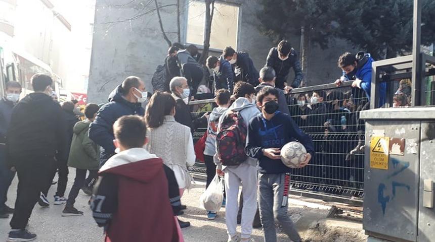 Okulda otomatik kapı paniği