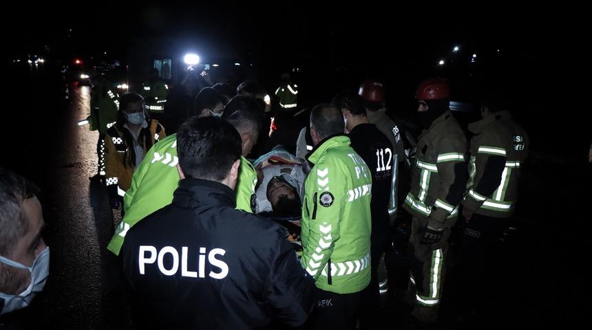 Bursa'da tır ile otomobilin çarpıştığı kazada 3 kişi yaralandı