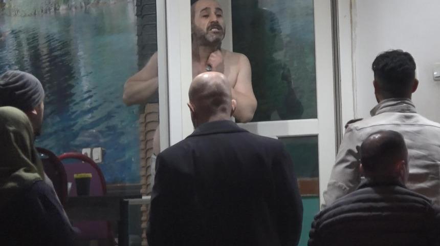 Dehşet saçtı! Önce polise bıçak çekti, ardından kendi boğazına dayadı