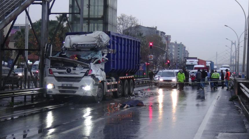 Dehşete düşüren olay! Üst geçitten atladı, kazaya neden oldu