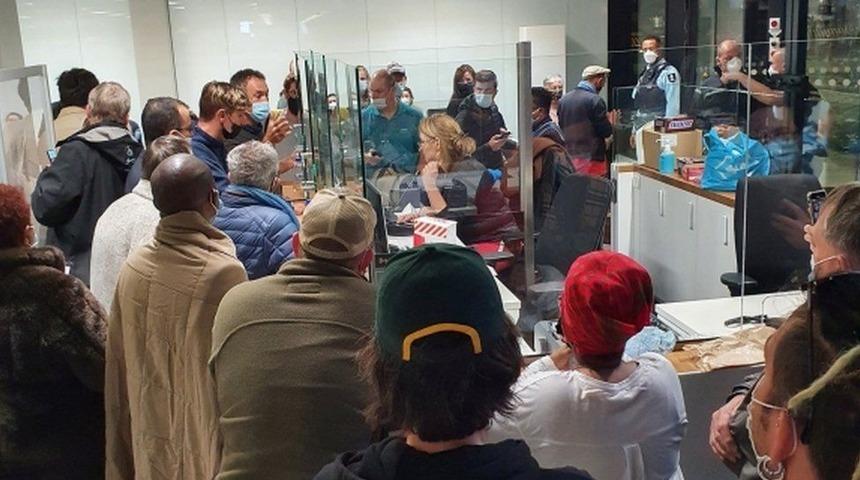 G&uuml;ney Afrika'dan Hollanda'ya u&ccedil;an 61 yolcunun testleri pozitif &ccedil;ıktı, Omicron olup olmadığı incelenecek