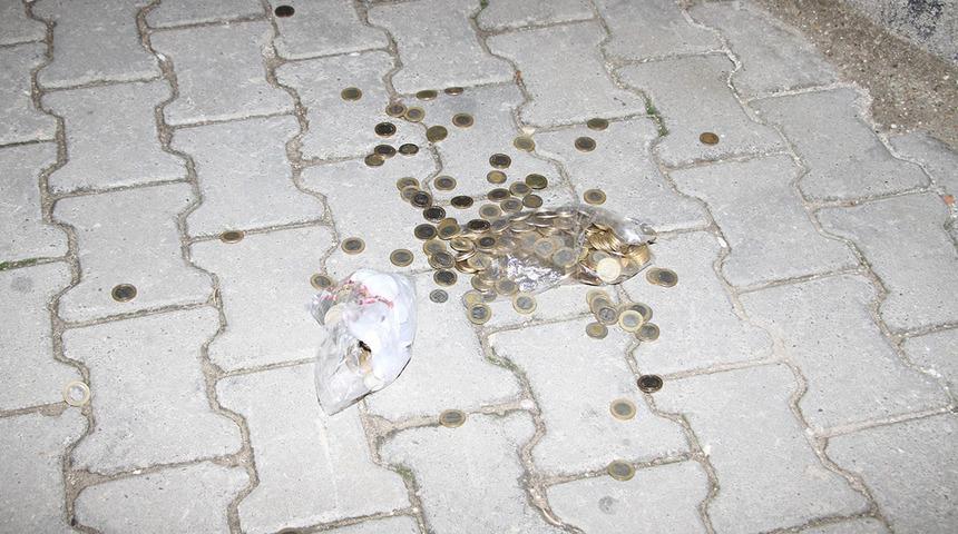 "Pes" dedirtti! Ceplerinde bozuk para dolu poşetlerle kaçarken yakalandılar