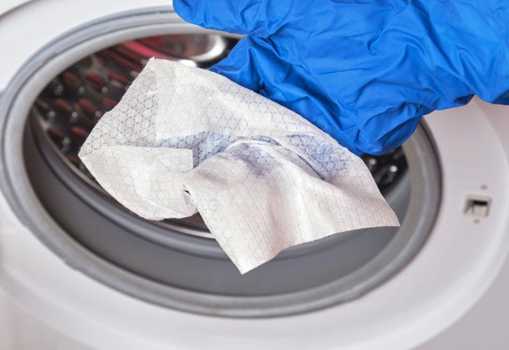 Makinede çamaşırlarınıza yapışan kıl, tüy ve kâğıt parçalarından tek adımda kurtulabilirsiniz!