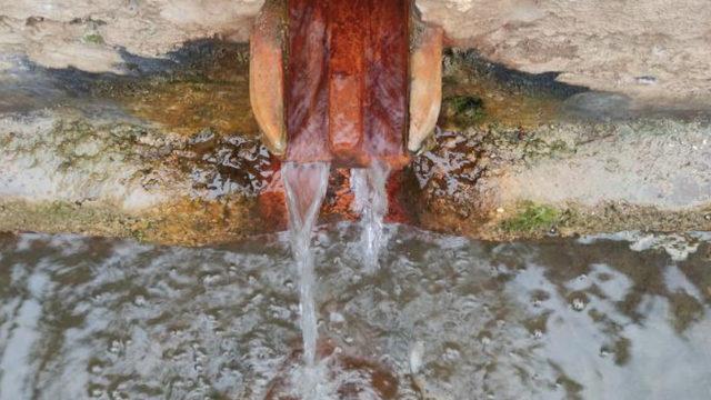 Bidon bidon doldurup evlerine götürüyorlar: Bu su demiri bile eritiyor