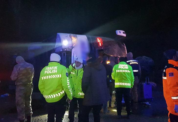 Son Dakika: Erzincan'da yolcu otobüsü devrildi! 22 yaralı G1