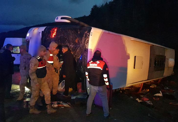 Son Dakika: Erzincan'da yolcu otobüsü devrildi! 22 yaralı G2