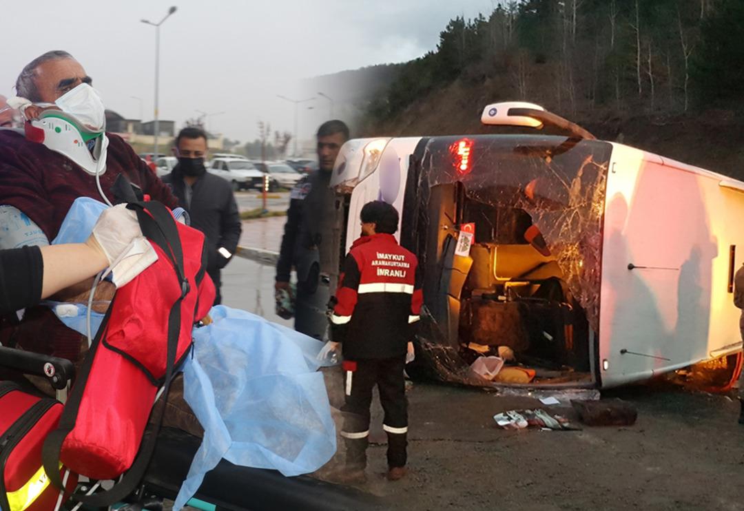 Son Dakika: Erzincan'da yolcu otob&uuml;s&uuml; devrildi! 22 yaralı