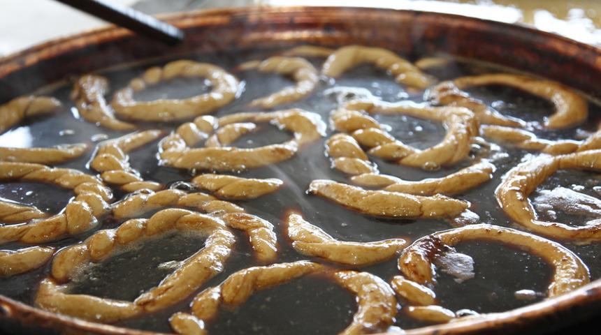 ''Simit susamsız olur mu?" demeyin! Farklı tatlar arayanlar için Rize yöresinden susamsız simit tarifi