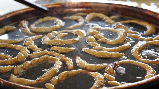 ''Simit susamsız olur mu? demeyin! Farklı tatlar arayanlar için Rize yöresinden susamsız simit tarifi