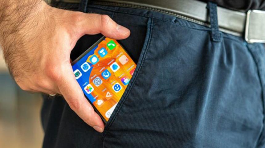 Kırık ekranlı telefon şüphe uyandırdı