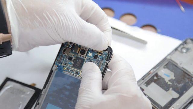 technician-at-the-lab-repairing-cellolar-obile-phone_eqty2j5ne__F0000