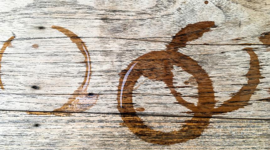 Bu yöntemlerle izleri sökün atın! Ahşap yüzeylerdeki sıcak bardak izlerinden kurtulmanın yolları