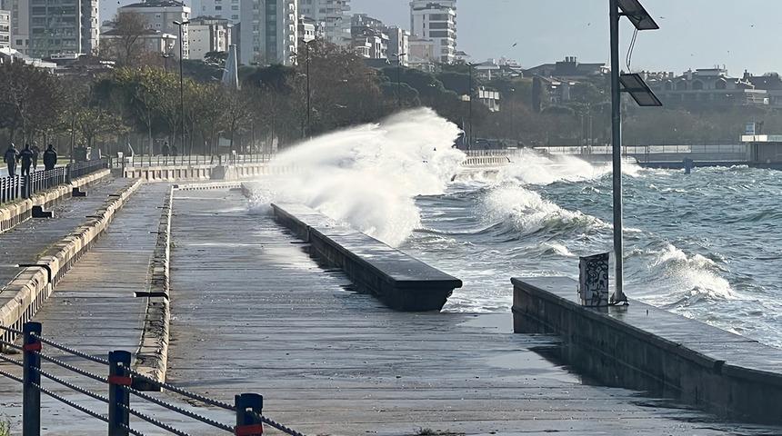 İstanbul'da lodos etkili oldu, dalgaların y&uuml;ksekliği 3 metreye kadar ulaştı