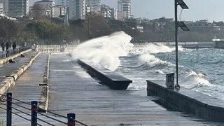 İstanbul'da lodos etkili oldu, dalgaların yüksekliği 3 metreye kadar ulaştı