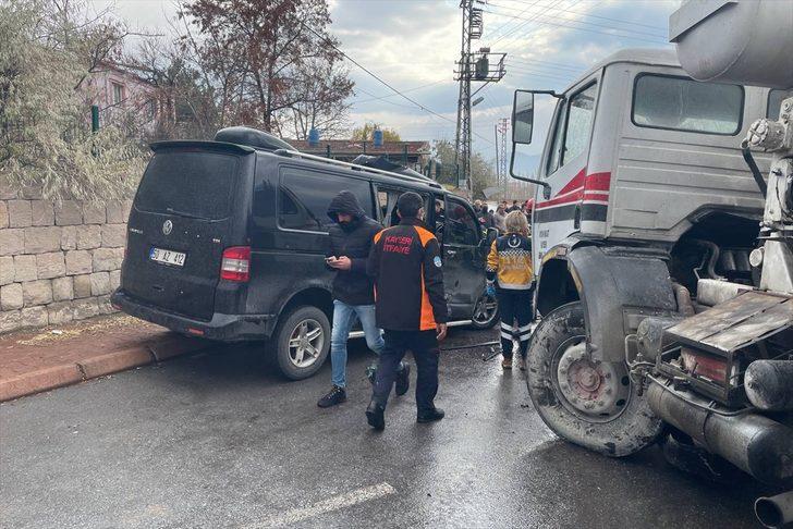 Kayseri'de beton mikseriyle çarpışan minibüsün sürücüsü öldü G2