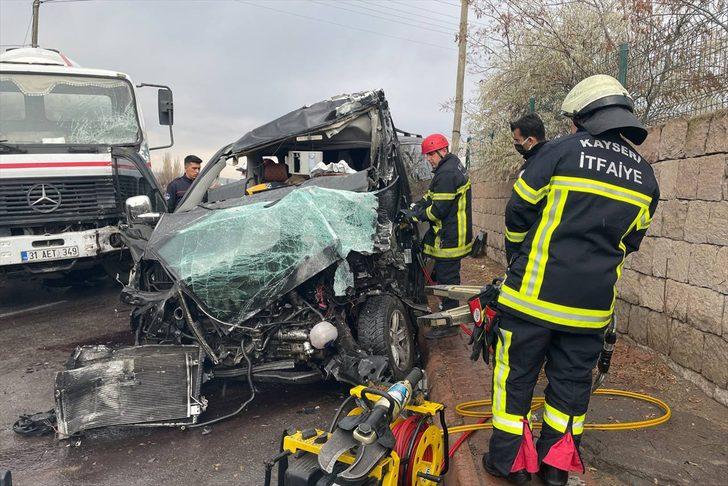 Kayseri'de beton mikseriyle çarpışan minibüsün sürücüsü öldü G3
