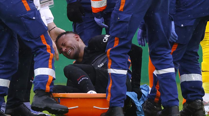 Neymar'a gaddarca faul! Ayağı mı kırıldı?
