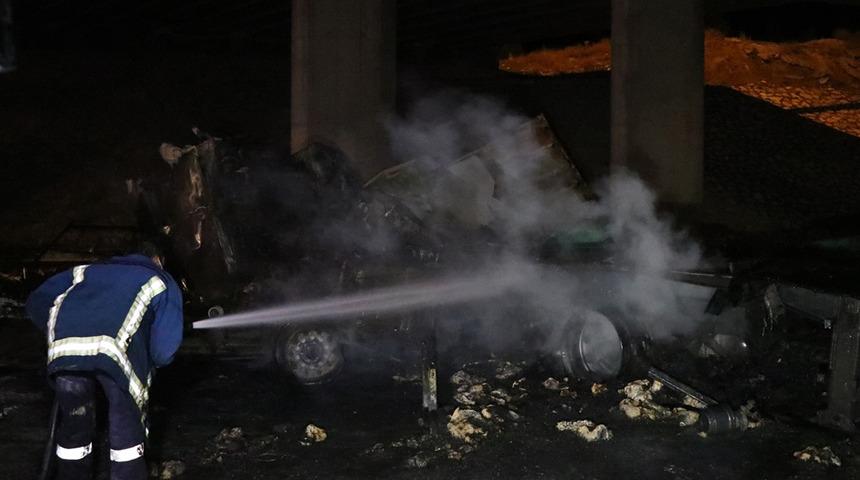 K&ouml;pr&uuml;den d&uuml;şen tır alev aldı: 2 &ouml;l&uuml;