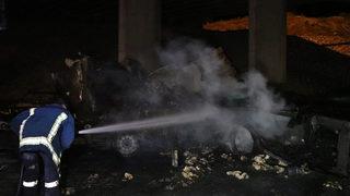 Köprüden düşen tır alev aldı: 2 ölü