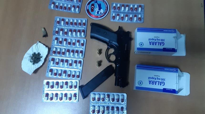 Manisa'da üzerinde uyuşturucu ele geçirilen 2 kişi gözaltına alındı