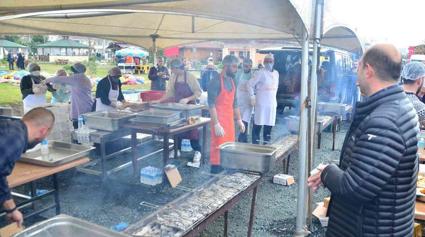 Terme’de hamsi festivali: 1,5 ton hamsi tüketildi