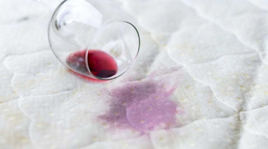 Yatak minderindeki sararmalardan, inat&ccedil;ı lekelerden bir &ccedil;ırpıda kurtulmanın basit ve etkili yolları