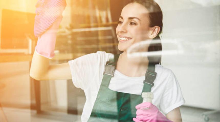 Kimin aklına gelir: Bu malzemeyle temizlenen cam y&uuml;zeyler hi&ccedil; olmadıkları kadar ışıl ışıl!