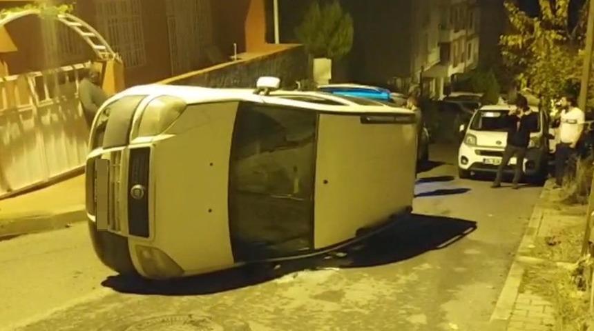 Rögar kapağına çarpan araç takla attı!