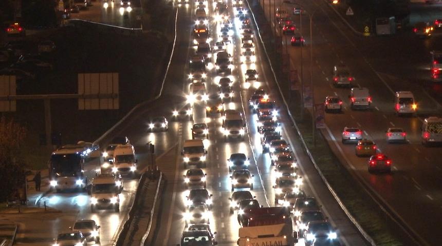 İstanbul'da Pazartesi yoğunluğu: Haftanın ilk günü trafik durma noktasına geldi!