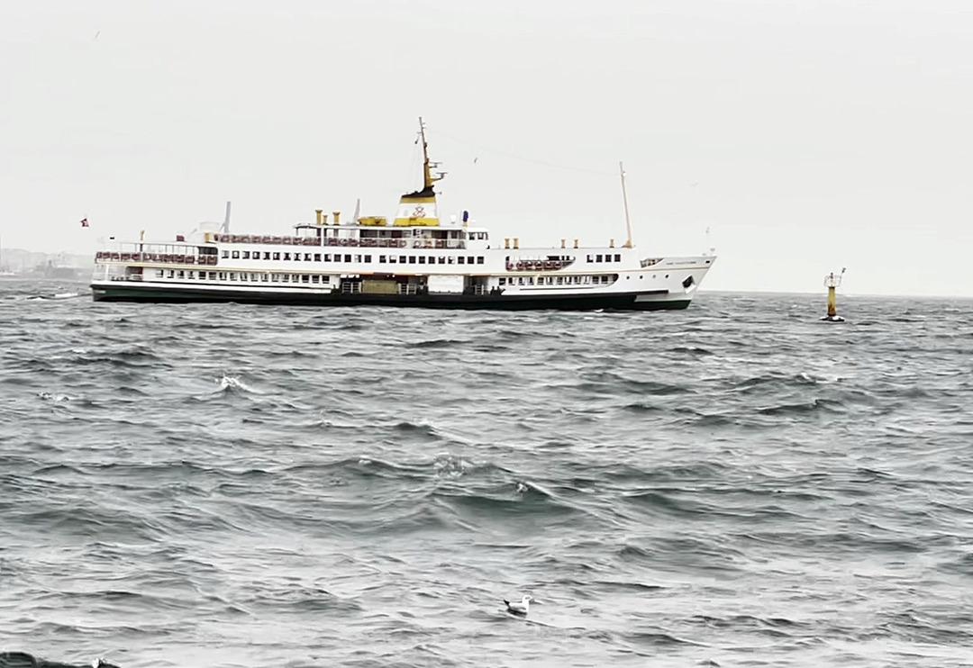 Deniz taştı, TIR devrildi, &ccedil;atılar u&ccedil;tu! Fırtına k&acirc;busu