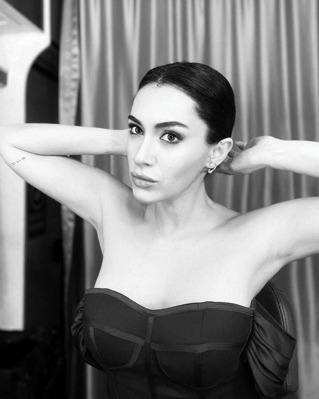 Güzel oyuncu Hande Doğandemir straplez elbisesiyle Instagram'ı salladı!