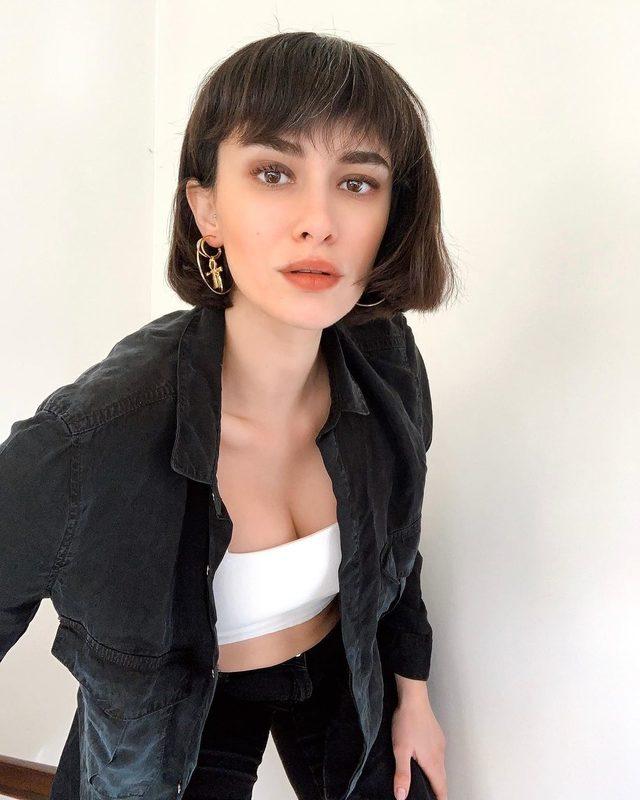 Güzel oyuncu Hande Doğandemir straplez elbisesiyle Instagram'ı salladı!