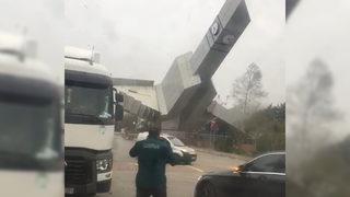 İstanbul'da şiddetli lodos! Çamlıca'da dev Türk bayrağı uçtu, Çatalca'da saat kulesi devrildi