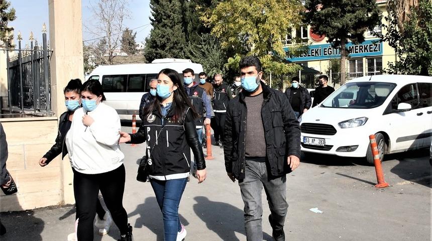 Şanlıurfa'da uyuşturucu operasyonunda yakalanan 5 şüpheliden 3'ü tutuklandı