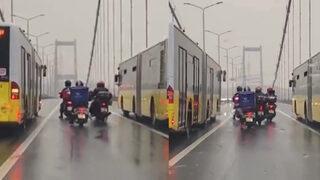 İstanbul'da lodos yardımlaşması! Metrobüsler kuryelere siper oldu