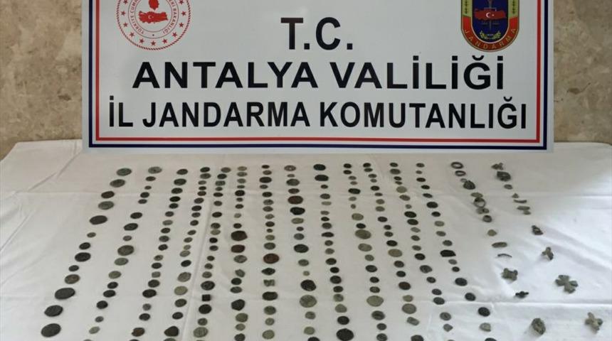 Antalya'da tarihi eser ka&ccedil;ak&ccedil;ılığı operasyonunda 1 zanlı yakalandı