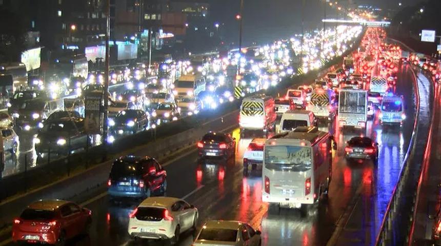 Lodosun vurduğu İstanbul'da trafik kilitlendi! Yoğunluk yüzde 85'e çıktı
