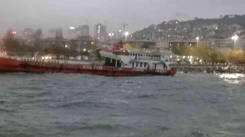 Maltepe’de lodos nedeniyle gemi karaya oturdu