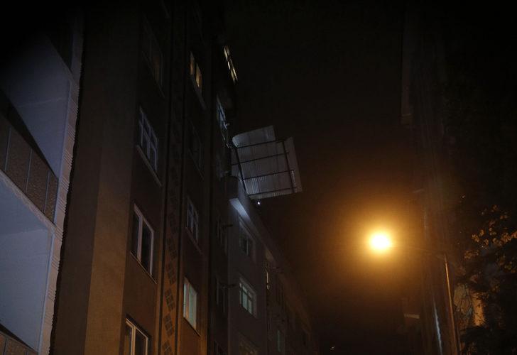 Mecidiyeköy'de çatı yan binaya uçtu