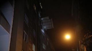 Mecidiyeköy'de çatı yan binaya uçtu